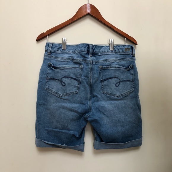 🌹Perfect Longer Denim Shorts Medium Wash - Picture 3 of 3